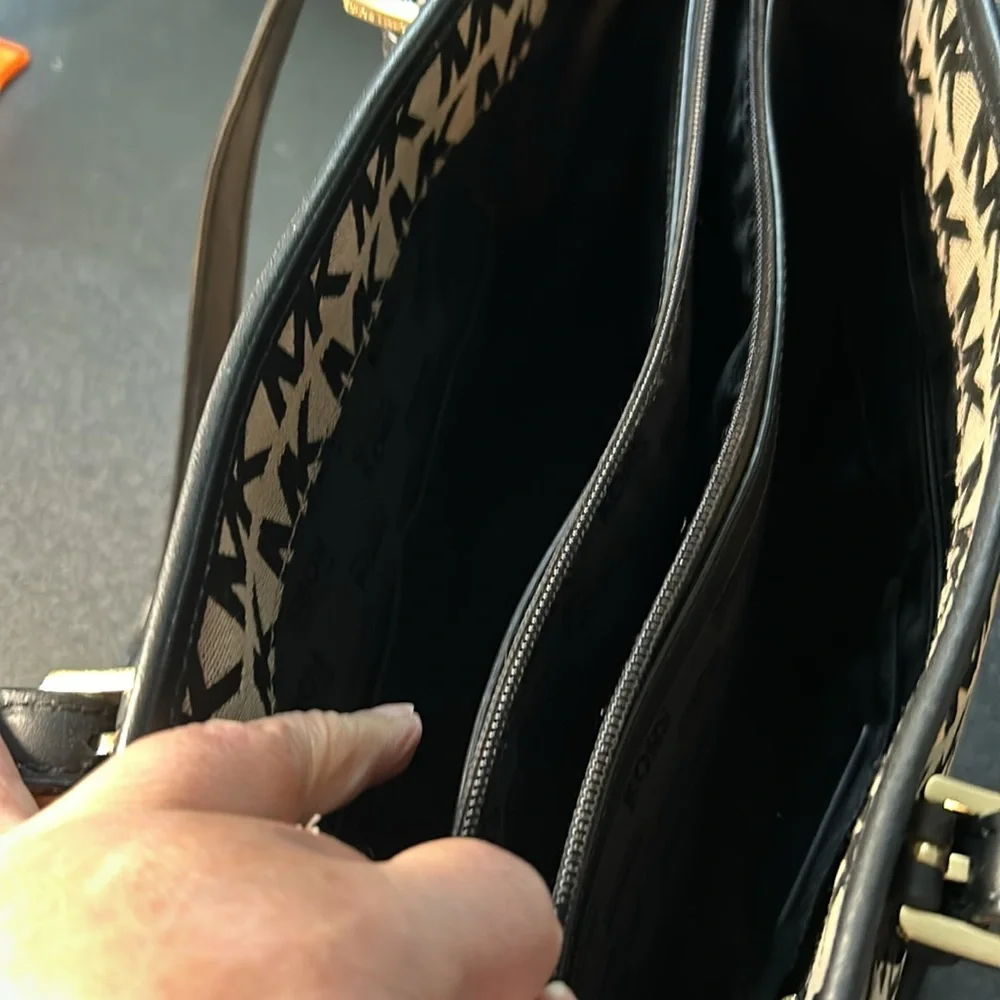 Michael Kors EUC Large Handbag - Picture 6 of 16